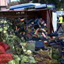 Lastiği çıkan kamyon devrildi, meyve ve sebzeler yola döküldü: 1 yaralı