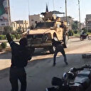 PYD yanlıları Kamışlı'dan çekilen ABD askerlerini taşladı