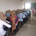 Hindistan'da kopya çekmesinler diye öğrencilerin başına koli geçirildi