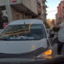 İstanbul’da aracıyla kafa kafaya çarpışan sürücü aracını tekmeledi