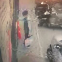 Küçük çocuktan gururlandıran hareket: Türk bayrağını yerde bırakmadı