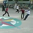 Diyarbakır'da veli iki oğluyla öğrencilerin önünde öğretmeni darp etti