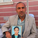 HDP önünde oturan baba: Bir fırsatını buldun mu kaç gel