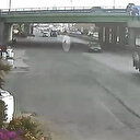 Üst geçidi kullanmayıp yoldan geçmek isteyince ölümden döndü