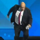 Alman bakan sahneden yuvarlandı