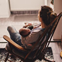 Annelere en büyük baskı diğer anneler ve kayınvalidelerden geliyor: Çevre baskısı anneleri yıpratıyor yanlışa sürüklüyor