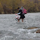 Her gün çocuklarını sırtında taşıyıp servise yetiştiriyor