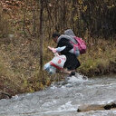 Çocuklarını sırtında taşıyıp servise yetiştirmeye çalışıyor: Çocuklar mezraya ulaşabilmeleri için köprü istedi