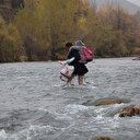 Bingöl dağlarını ve tehlikeli çayları aşarak evlatlarını servise ulaştırıyor