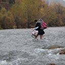 Babalarının sırtında okula giden kardeşler köprü istiyor: Boğulmamak için ağzımı sıkı tuttum