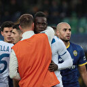 Balotelli isyan etti, ırkçılık yapan taraftarlara topu fırlattı