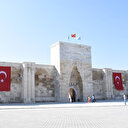 Alaaddin Keykubat tarafından yaptırılan kale gibi kervansaray: Sultanhanı