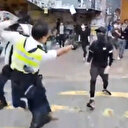 Hong Kong'da polis protestoculara ateş etti
