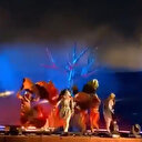 Sahneye atlayıp oyuncuları bıçakladı