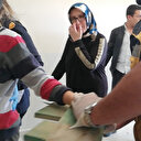 Hastaneye eline batan çivili tahtayla getirildi