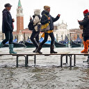 Venedik'te su baskını turistlerin eğlencesi oldu