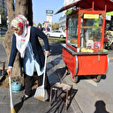 Eşi tarafından terk edildi: 4 çocuğunu okutmak için simit satıyor