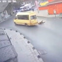 Kapısı açık ilerleyen minibüsten aşağı düştü