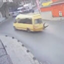 Küçükçekmece'de kapısı açık ilerleyen minibüsten liseli kız düştü