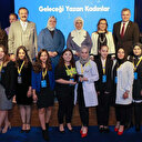 Geleceği Yazan Kadınlar ödüllerini Emine Erdoğan’ın elinden aldı