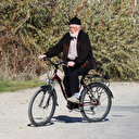 Asırlık dede gençlere taş çıkartıyor