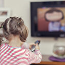 Televizyon başındaki çocuklar daha fazla şekerli yiyecek tüketiyor