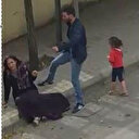 Sokak ortasında kadına şiddet kamerada: Küçük kız ağlayarak izledi