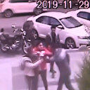 Minibüsünden inen genç kızları sokak ortasında darp etti