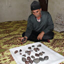 Göktaşı olduğunu iddia ettiği taşlar için 2 milyon istiyor