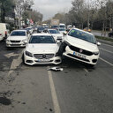 Bakırköy'de ilginç kaza: Lüks aracın üzerine çıkarak durabildi