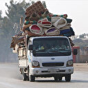 Yerinden edilen 25 bin Suriyeli Türkiye sınırına yakın bölgelere kaçtı