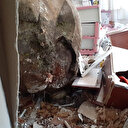 Tunceli'de dağdan kopan devasa kaya evi deldi