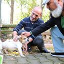 Nefessiz kalan köpeği kalp masajıyla hayata döndürdü