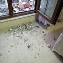 Depremde hasar gören binayı yıkan kepçe sağlam binaya da zarar verdi: Evin camı, mermeri ve cam korkulukları yıkıldı