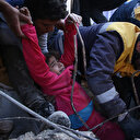 İdlib'e düzenlenen saldırıda enkaz altında kalan küçük kızın kurtarılma anları