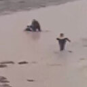 Adana'da 10 yaşındaki çocuk sele kapıldı: Vatandaşlar tarafından kurtarılan çocuk hastaneye kaldırıldı