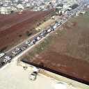 120 bin kişi Türkiye sınırına akın etti: Boş arazilere çadır kurdular