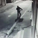 Vicdansız adamın bebeği apartman önüne bıraktığı görüntüler ortaya çıktı