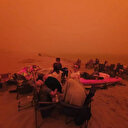 Yangından kaçıp sahile sığındılar