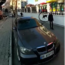 Ağaçtaki kedi çocuğun üzerine atladı
