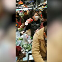 Corona virüsünün hızla yayıldığı Çin'de insanlar gıda stoklamak için birbirini ezdi
