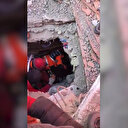 Beton bloklar kırılarak ulaşılan Hatun Yamuş enkazdan çıkarken başörtüsü istedi