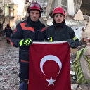 Türk bayrağını enkaz altında bırakmadılar