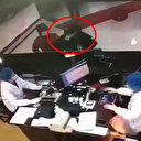 Korona virüs teşhisi konan adam tartıştığı görevlilerin üzerine öksürdü