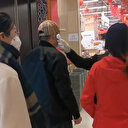 Markete girmeden önce ateş ölçüyorlar