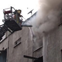 İstanbul’da iplik fabrikasında yangın çıktı: Bir itfaiye eri yaralandı