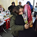 PKK'dan kaçarak teslim olan genç kız, evlat nöbetindeki aileleri ziyaret etti