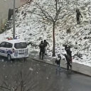 Çocuklarla kartopu savaşı yapan polisler 'ateşkes' ilan etti