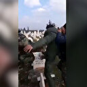 Esed'in Şebbihaları ele geçirdiği bölgelerde ölüleri mezarlardan çıkarıyor