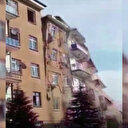 Elazığ'da meydana gelen 4,2'lik depremde hasarlı olduğu için boşaltılan bina çöktü